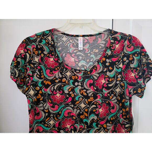 LuLaRoe Classic T Shirt Size M Black & Red Floral Short Sleeve NEW - Picture 2 of 6